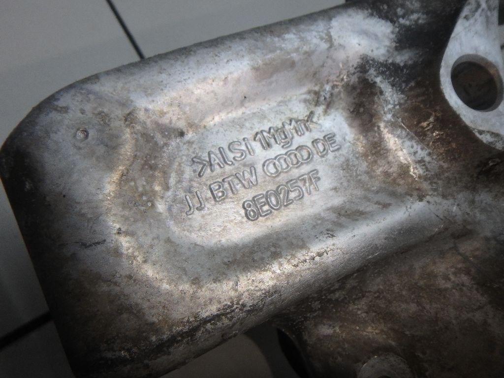 Кулак поворотный передний левый