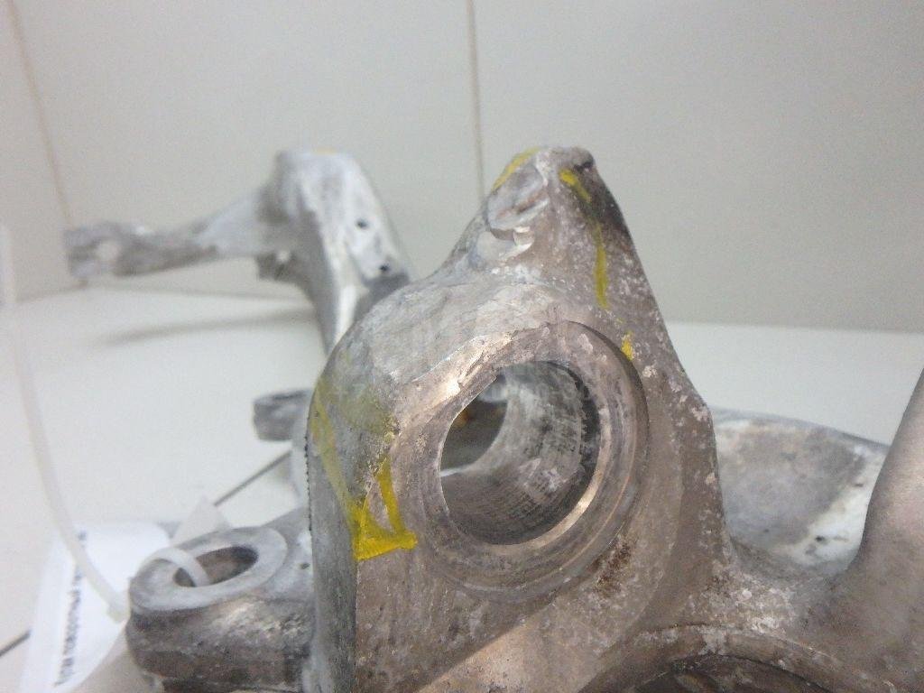 Кулак поворотный передний левый