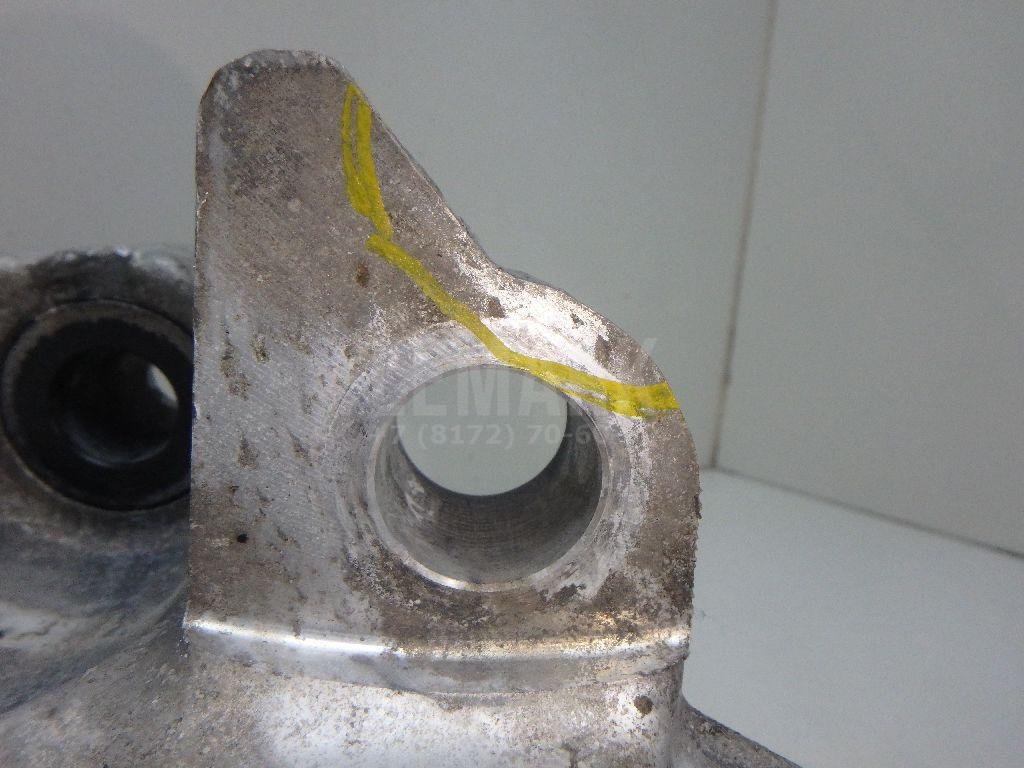 Кулак поворотный передний левый