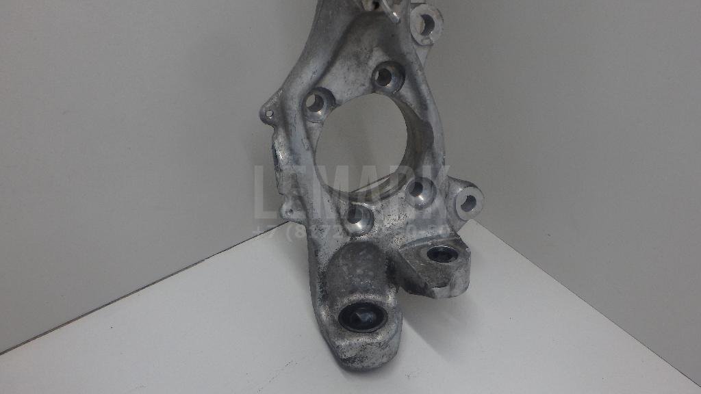 Кулак поворотный передний правый