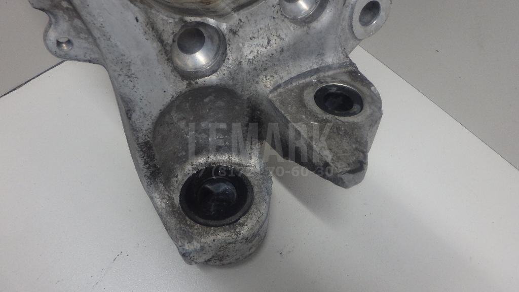 Кулак поворотный передний правый