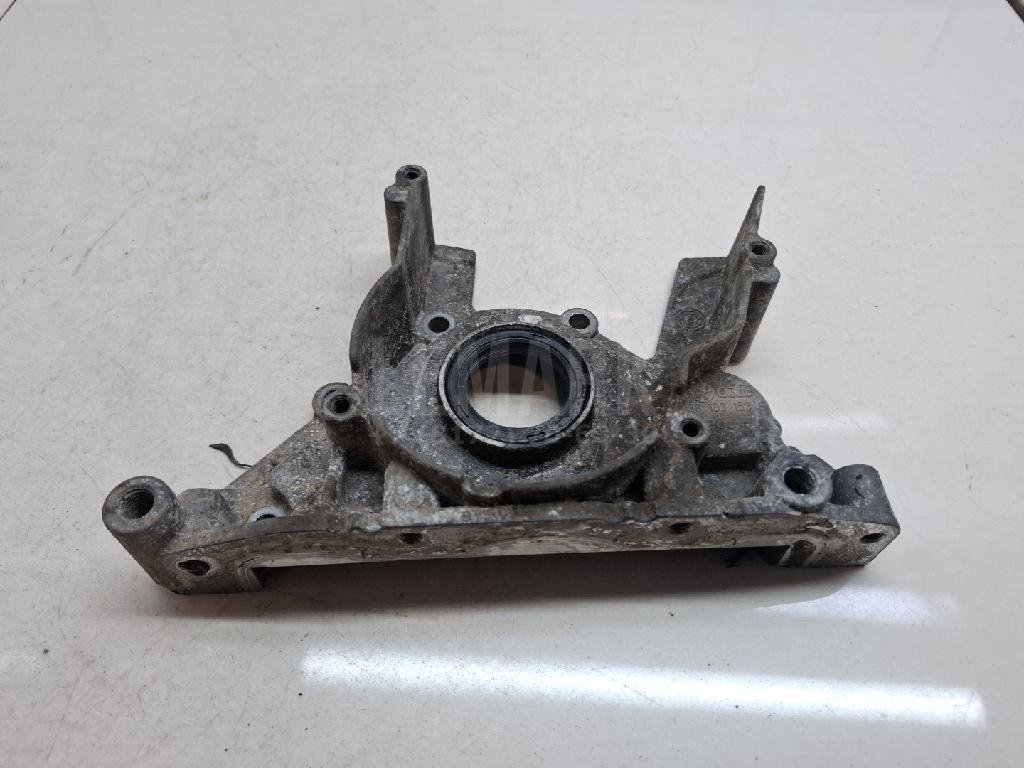 Крышка двигателя передняя