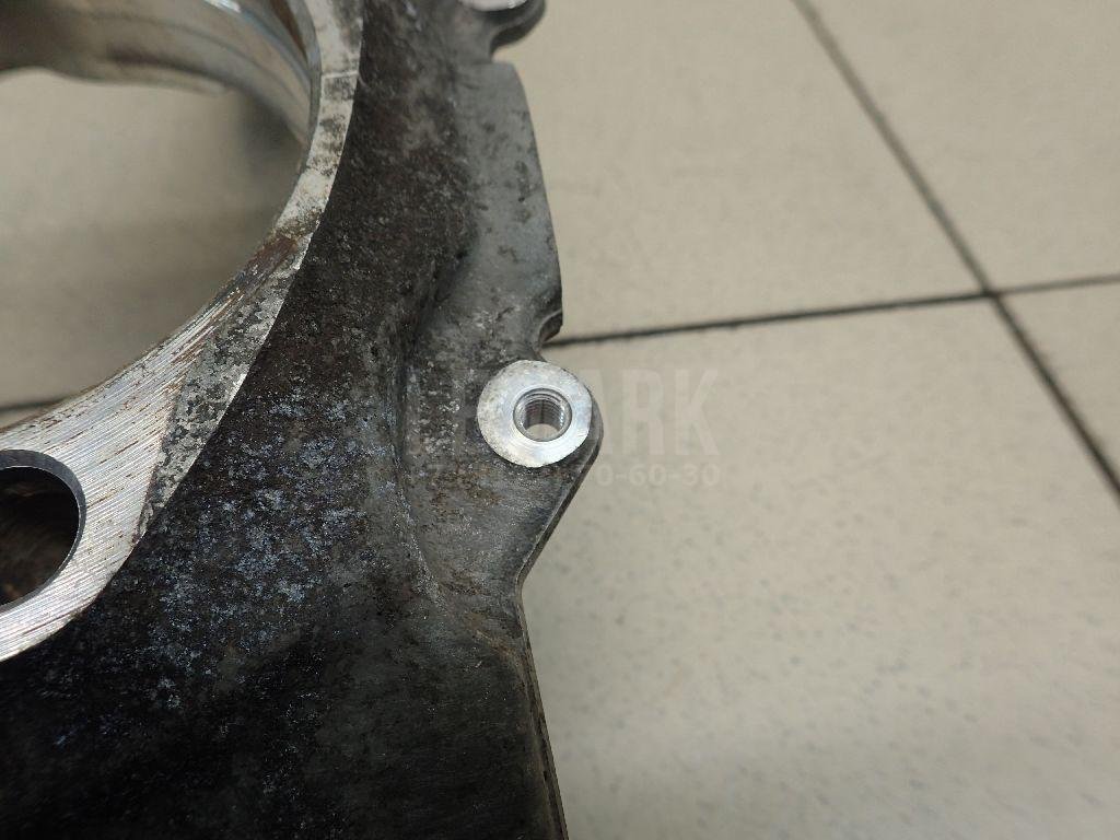 Кулак поворотный передний правый