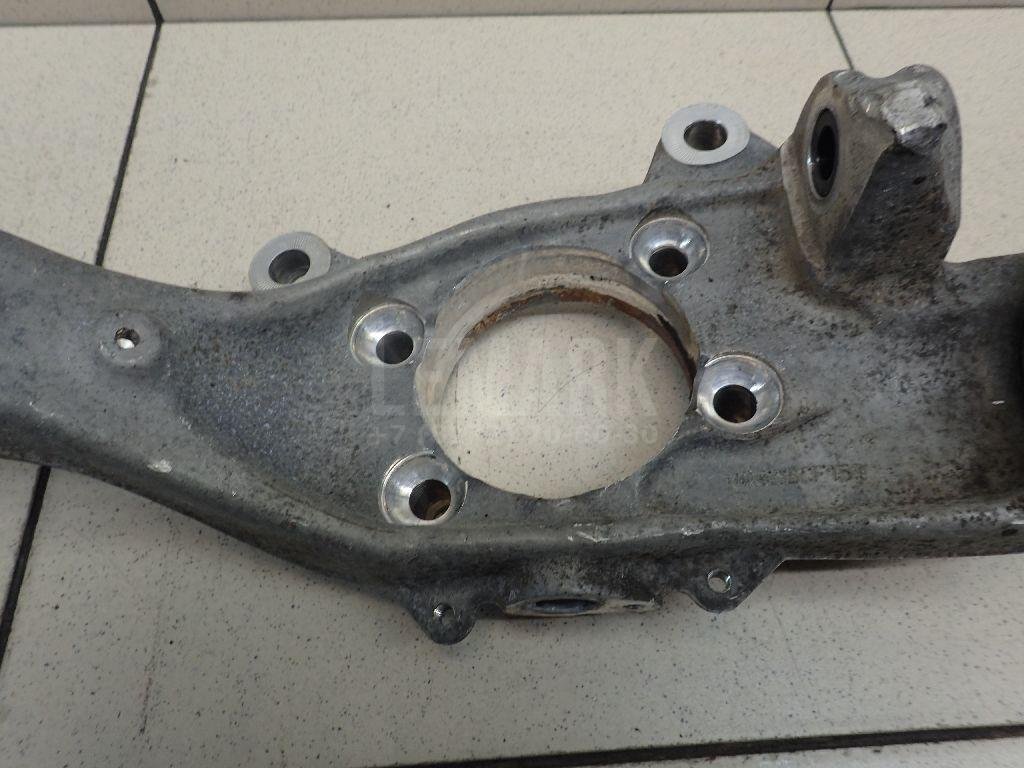 Кулак поворотный передний правый