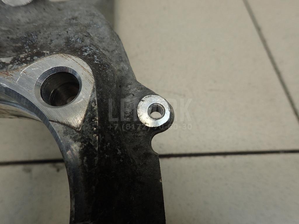 Кулак поворотный передний правый