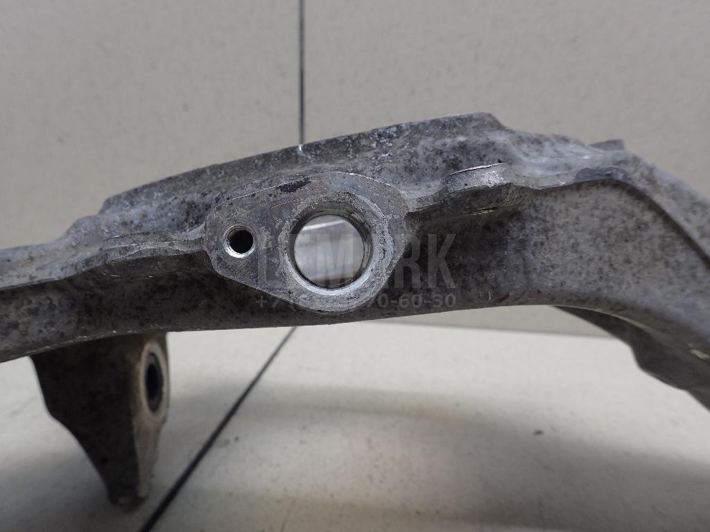 Кулак поворотный передний правый