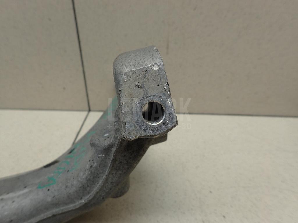 Кулак поворотный передний правый