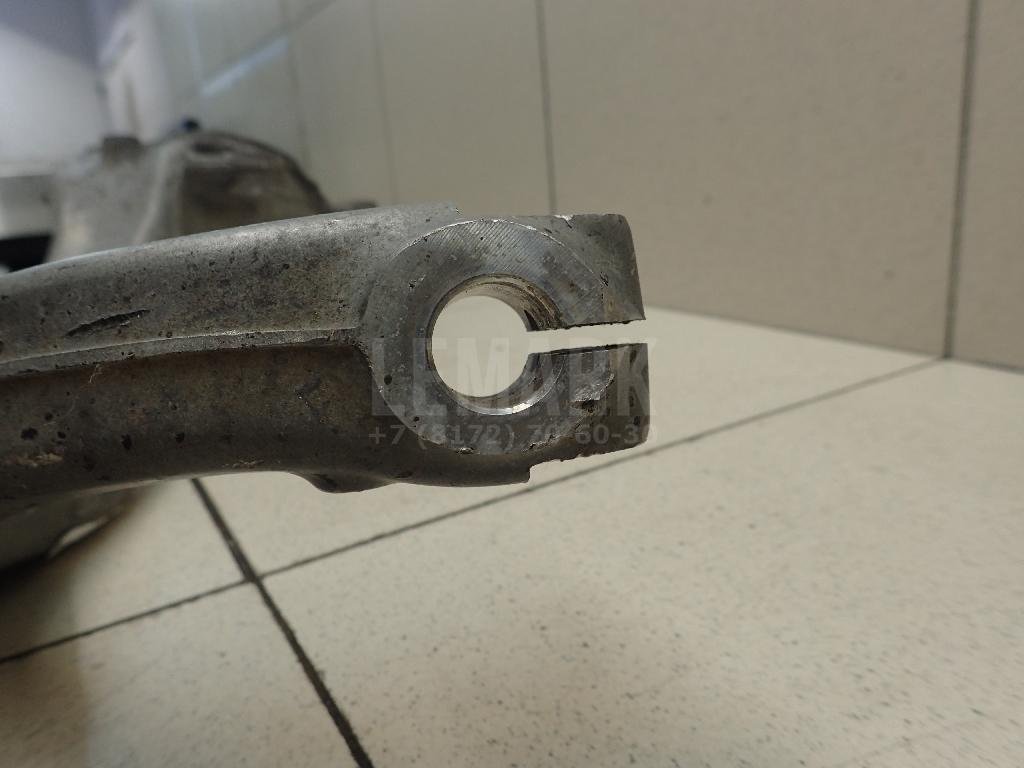 Кулак поворотный передний правый