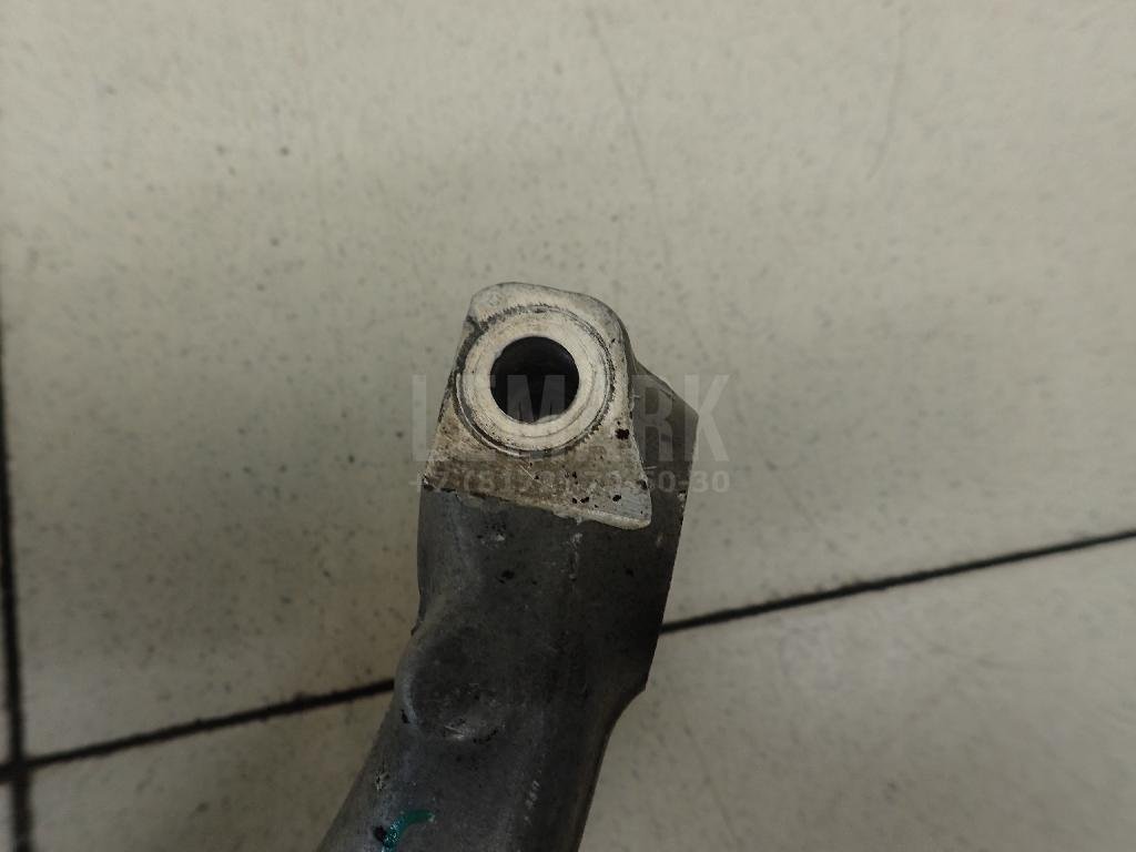 Кулак поворотный передний правый