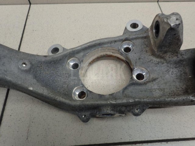 Кулак поворотный передний правый