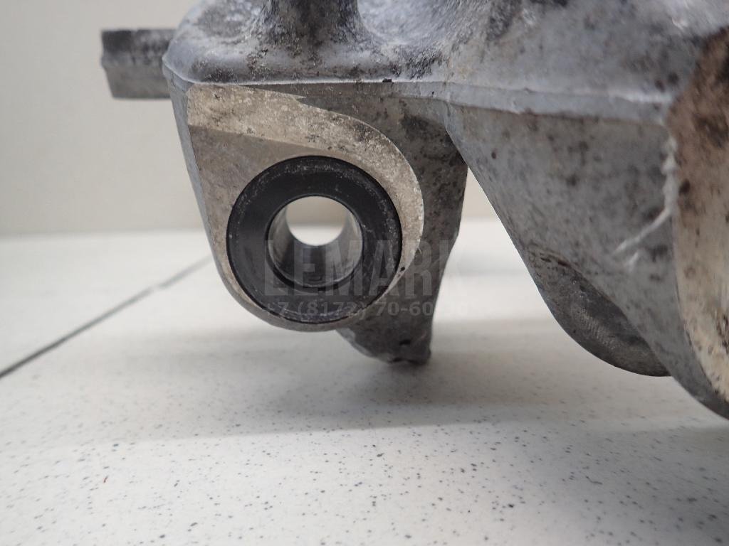 Кулак поворотный передний правый