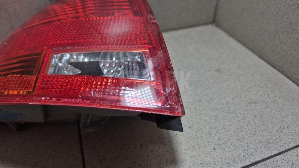 Фонарь задний наружный левый