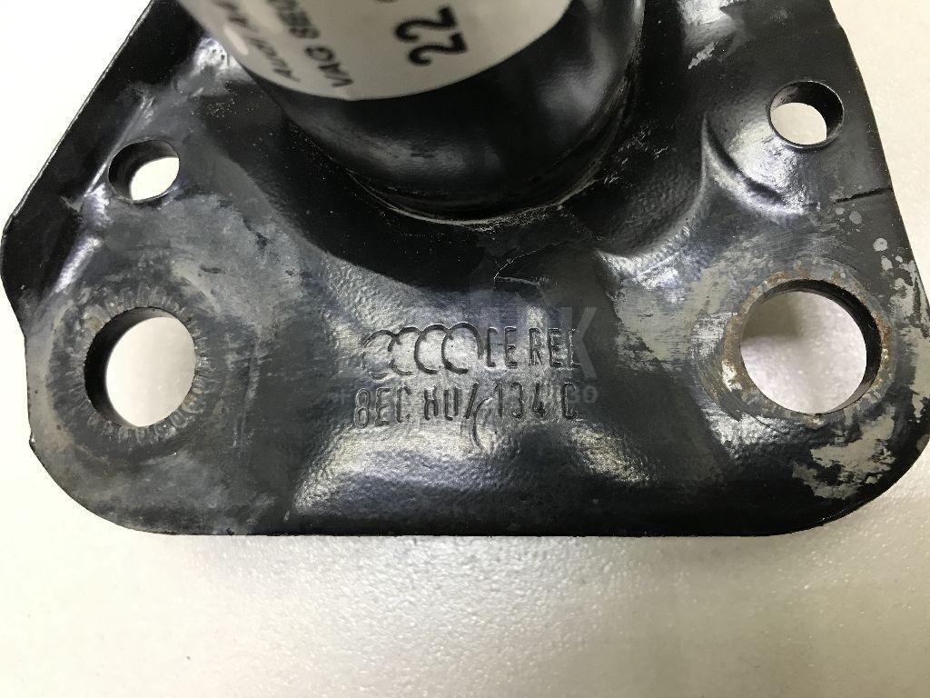 Кронштейн усилителя переднего бампера правый для  Audi A4 [B8] Allroad 2009-2015