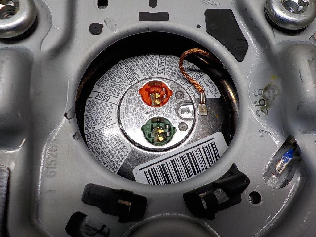 Подушка безопасности в рулевое колесо