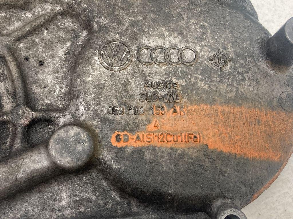 Крышка двигателя передняя