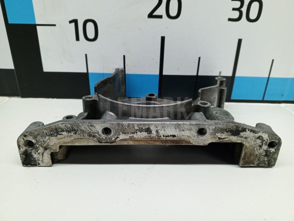 Крышка двигателя передняя