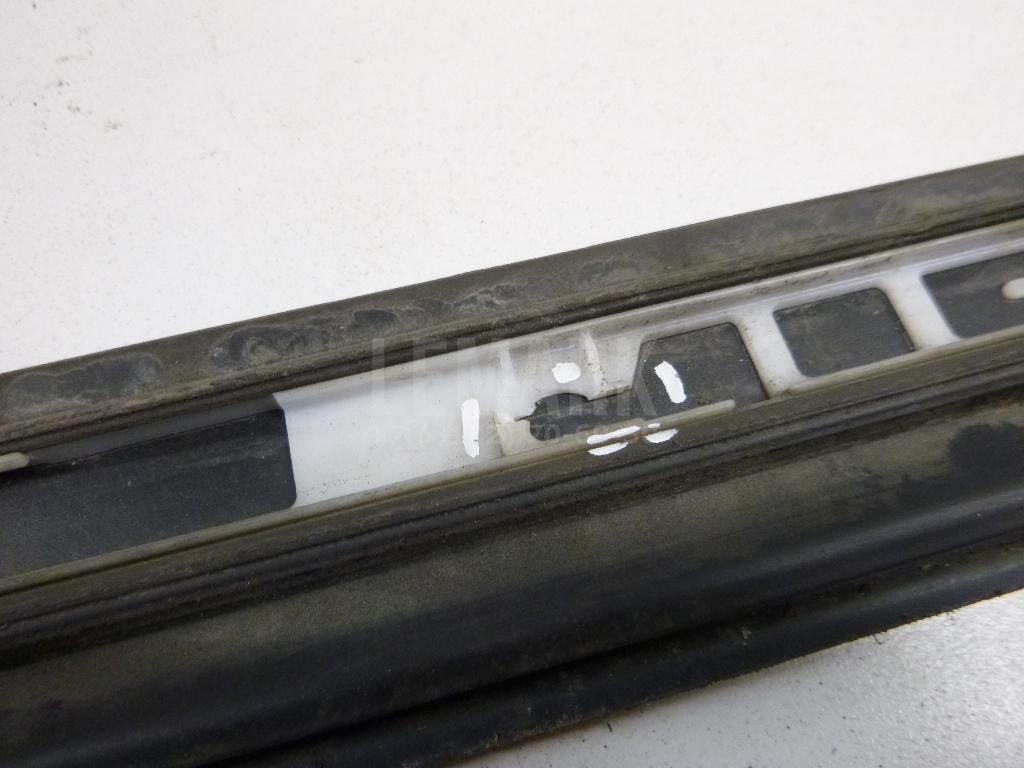 Молдинг задней левой двери