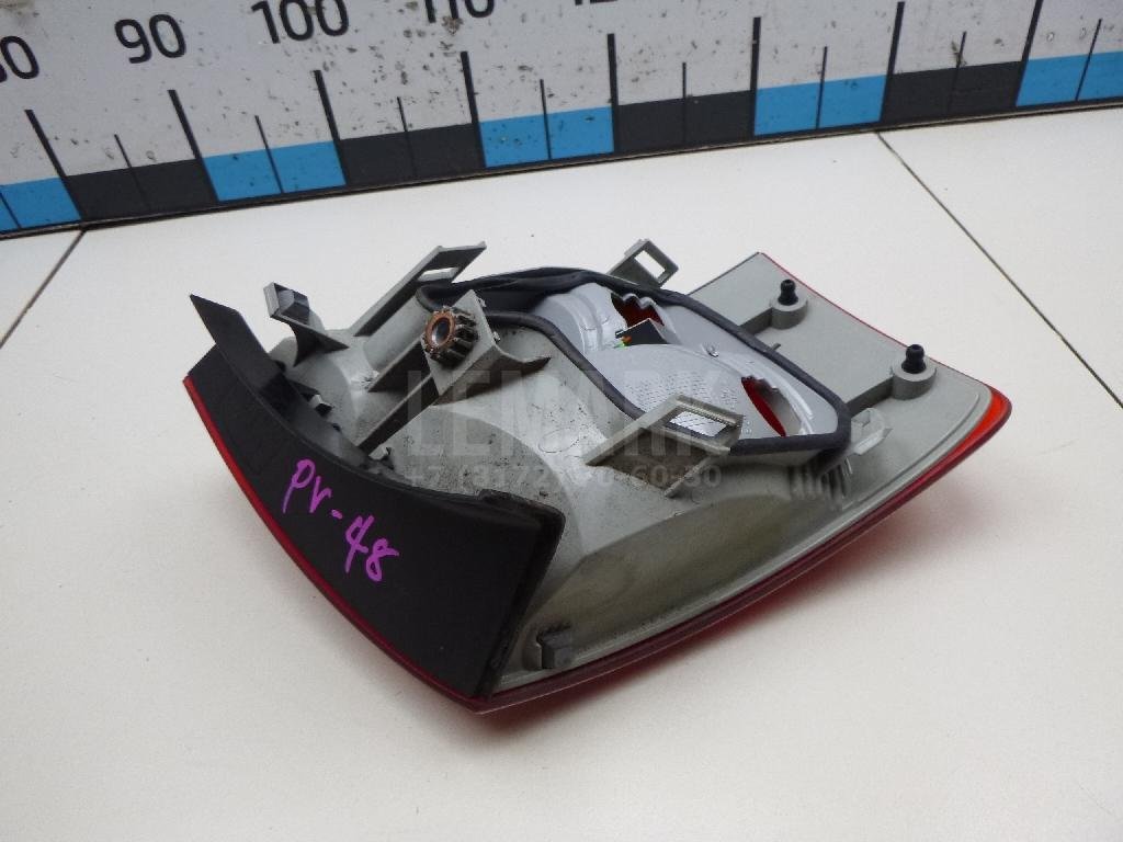 Фонарь задний наружный правый