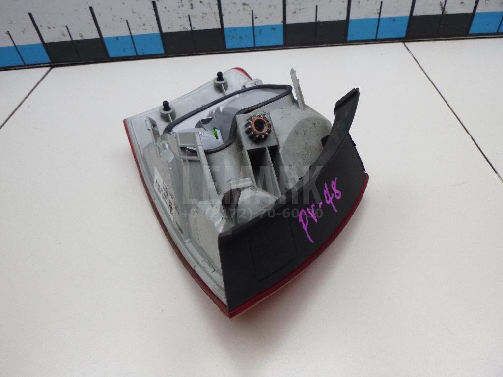 Фонарь задний наружный правый