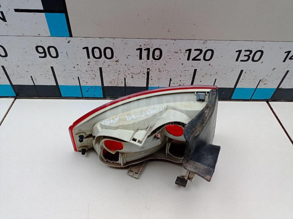 Фонарь задний наружный правый