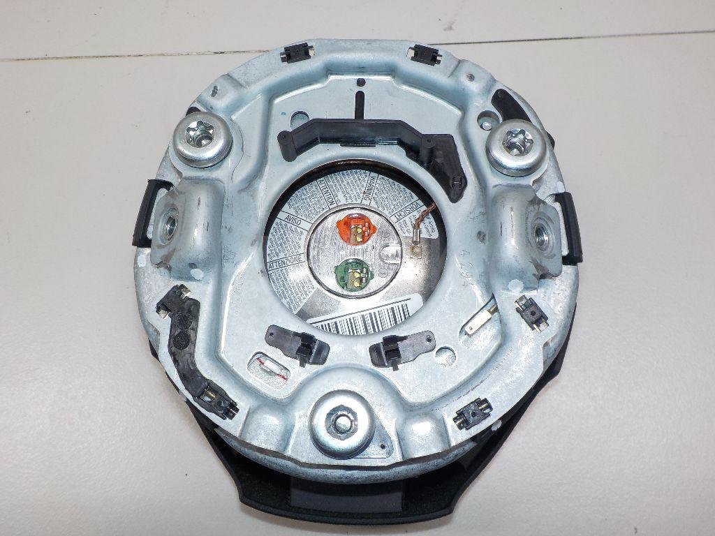 Подушка безопасности в рулевое колесо