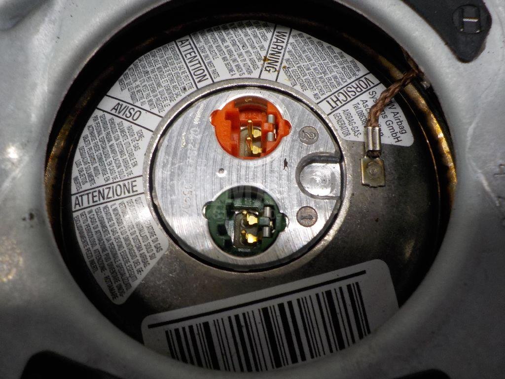 Подушка безопасности в рулевое колесо