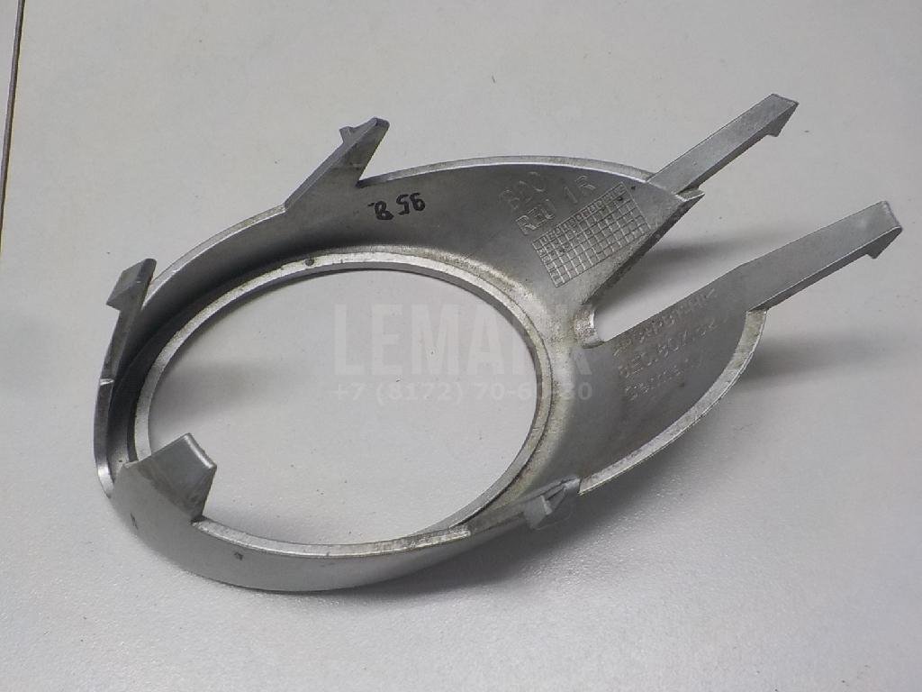 Рамка противотуманной фары правой