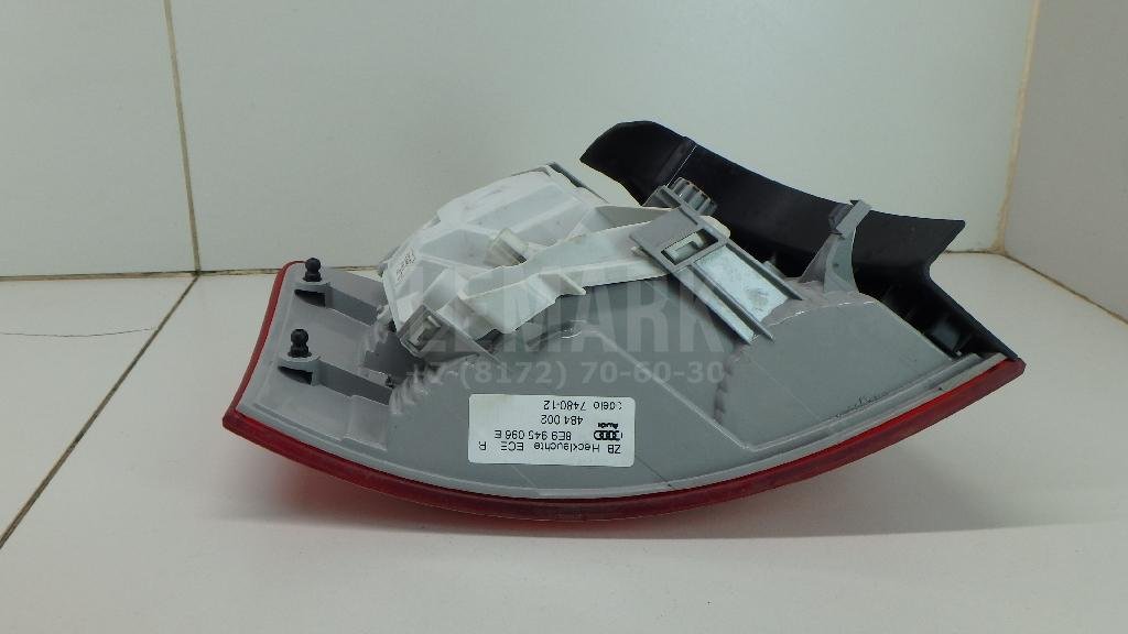 Фонарь задний наружный правый