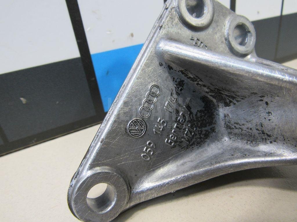 Кронштейн ролика-натяжителя руч. ремня для  Audi A5/S5 (F5) 2017