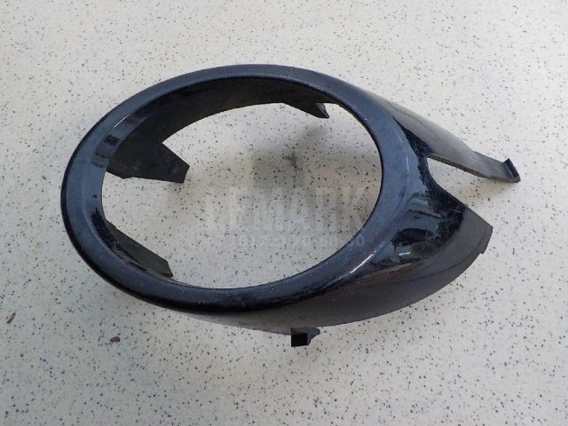 Рамка противотуманной фары правой