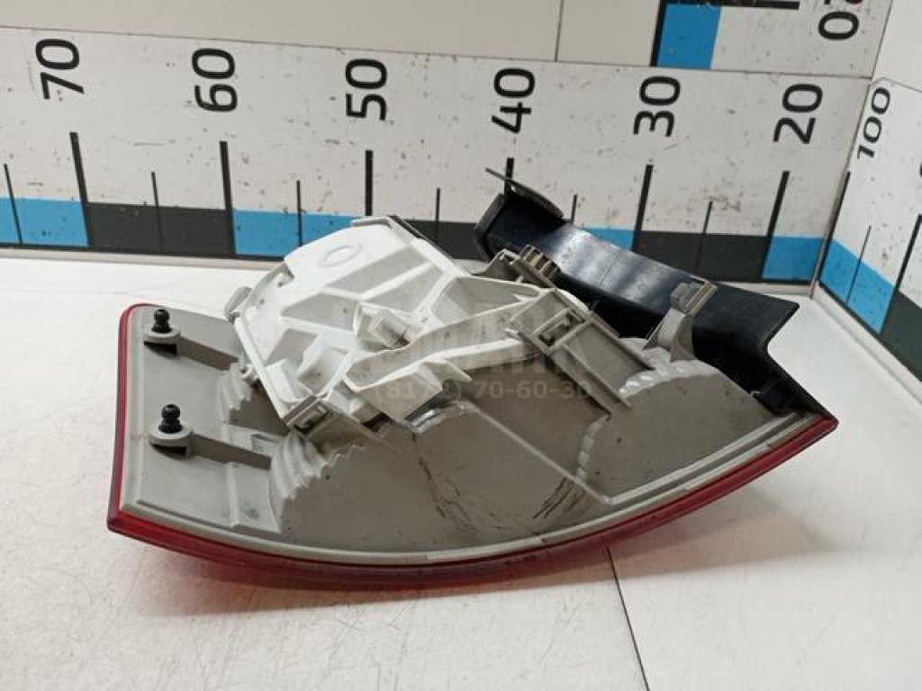 Фонарь задний наружный правый