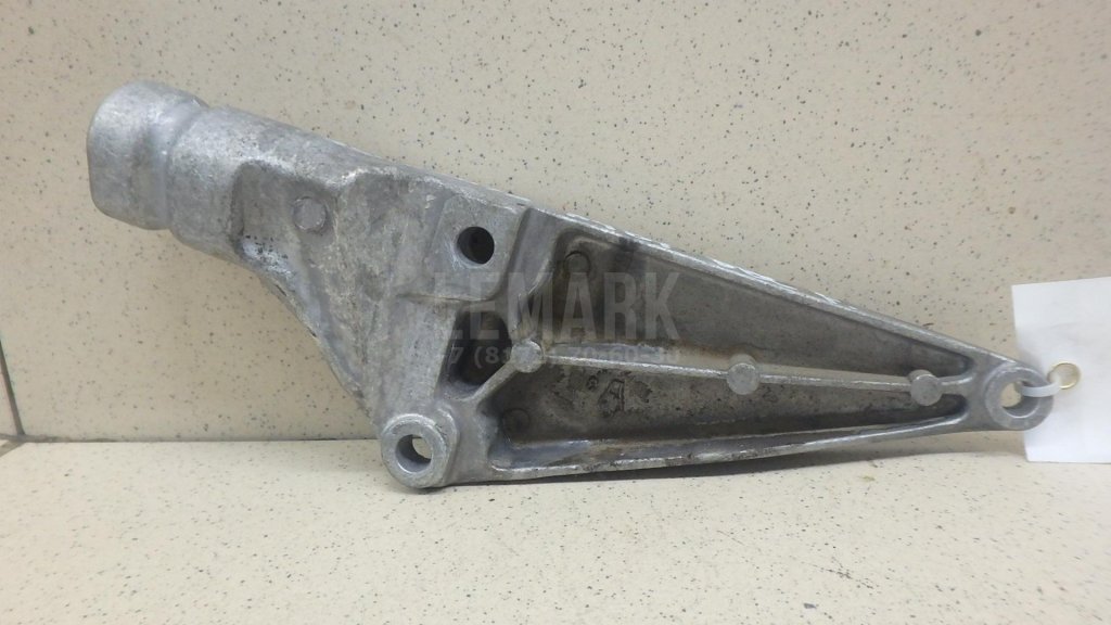 Кронштейн двигателя передний