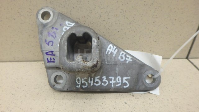 Кронштейн двигателя передний