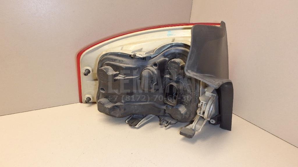 Фонарь задний наружный правый