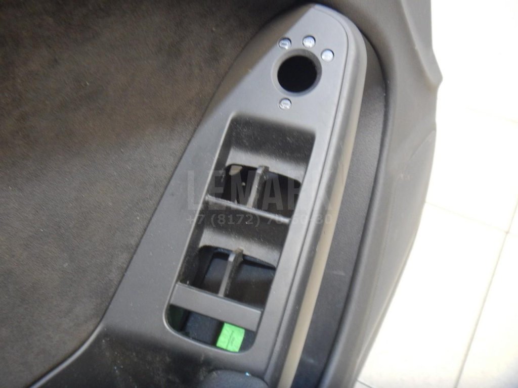 Обшивка двери передней левой