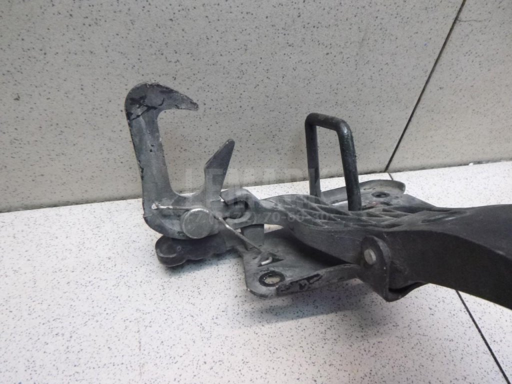 Крючок капота