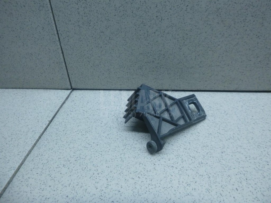 Кронштейн фар правый