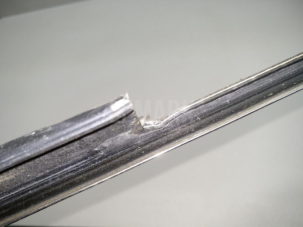 Накладка стекла переднего левого