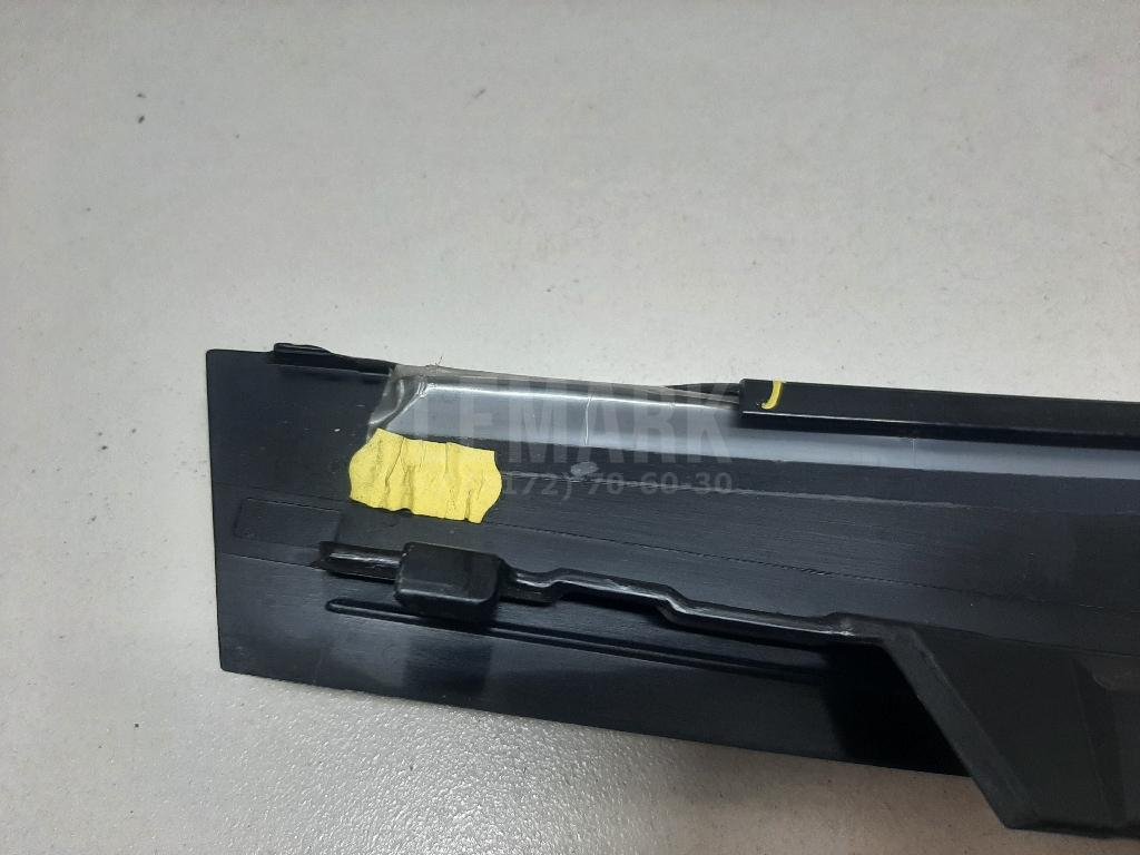 Накладка двери передней правой