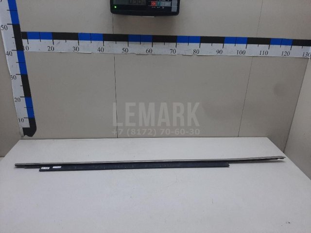 Накладка стекла переднего правого