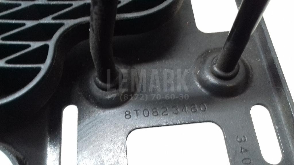 Крючок капота