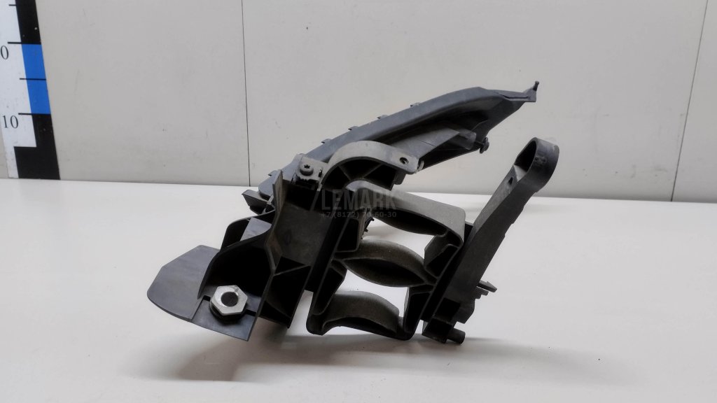 Кронштейн фар правый