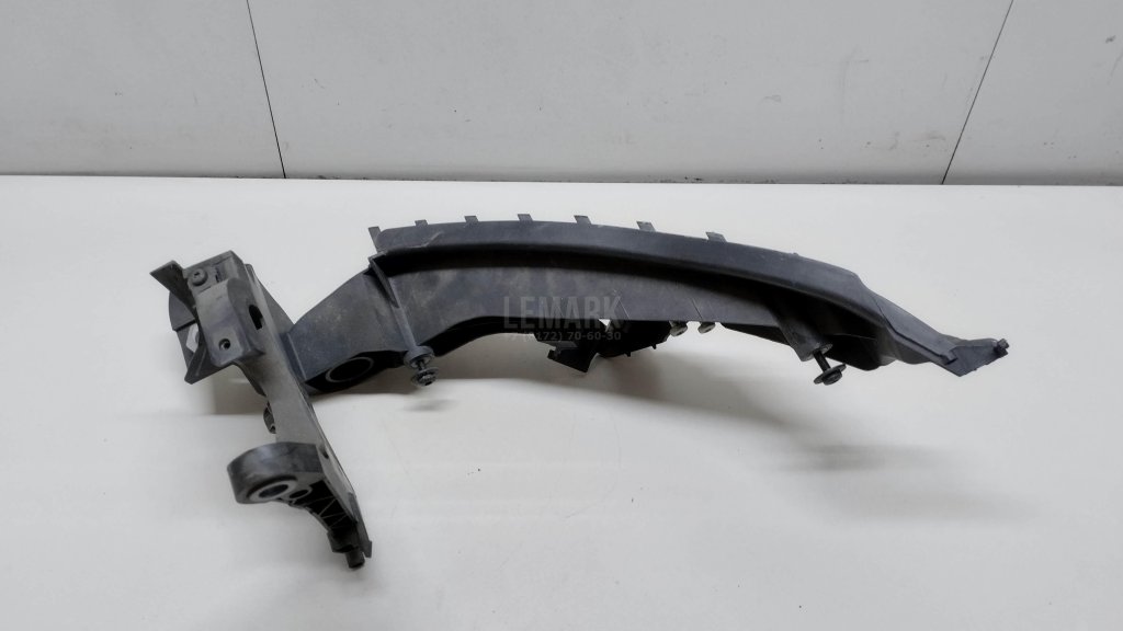 Кронштейн фар правый