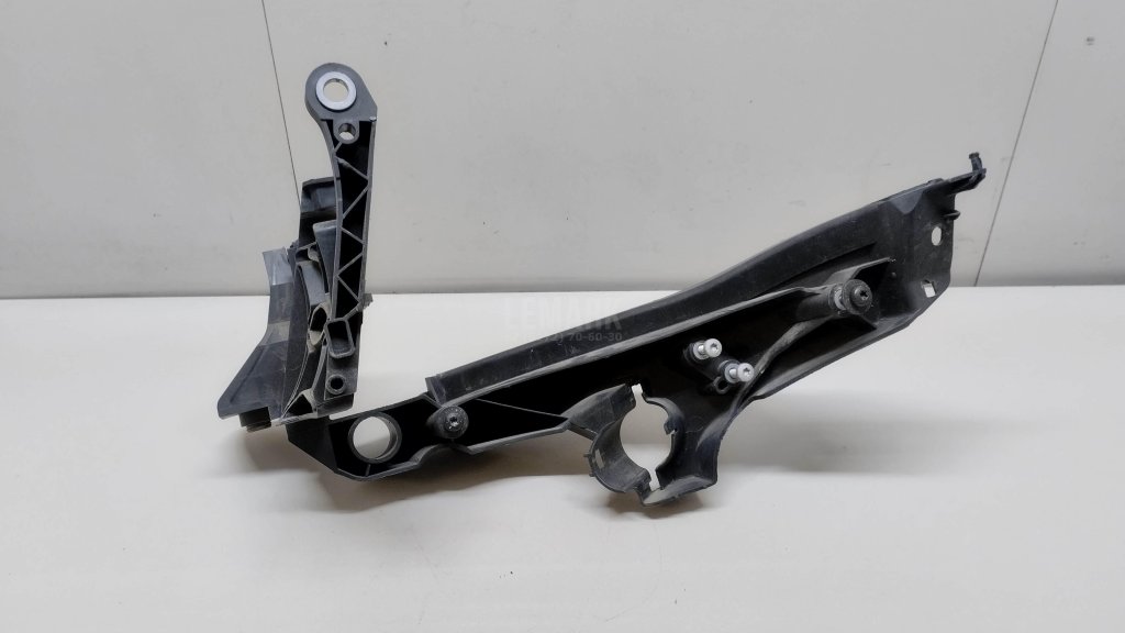 Кронштейн фар правый