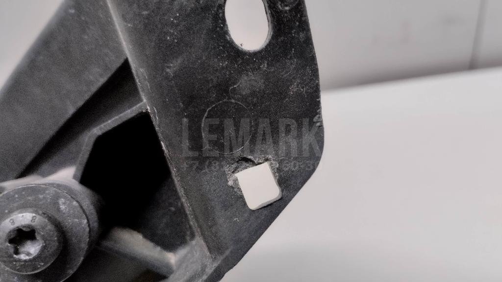 Кронштейн фар правый