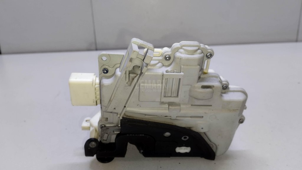 Замок двери передней правой