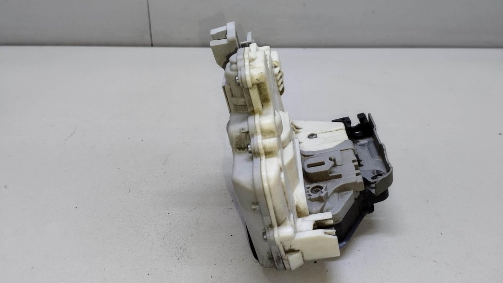 Замок двери передней правой