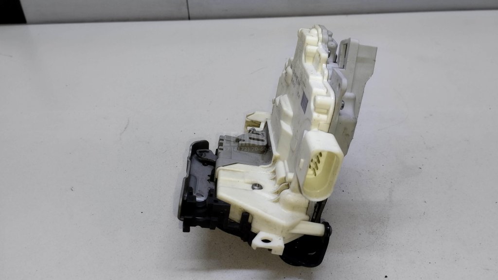 Замок двери передней правой