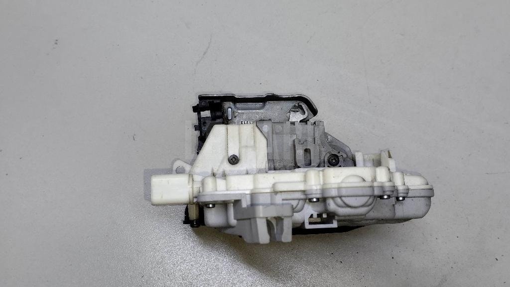 Замок двери передней правой