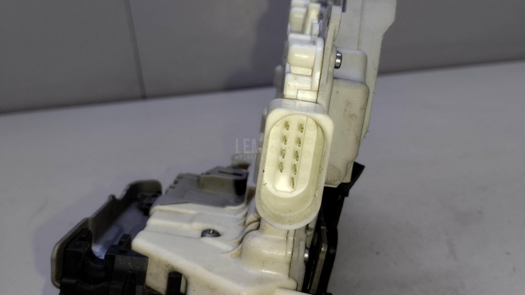 Замок двери передней правой